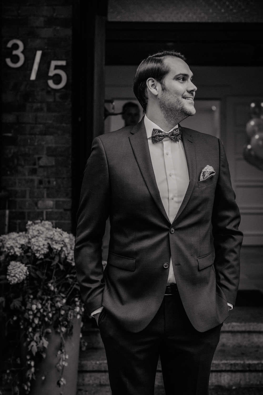 Bräutigam wartet vor der Kirche in Köln auf die Trauung