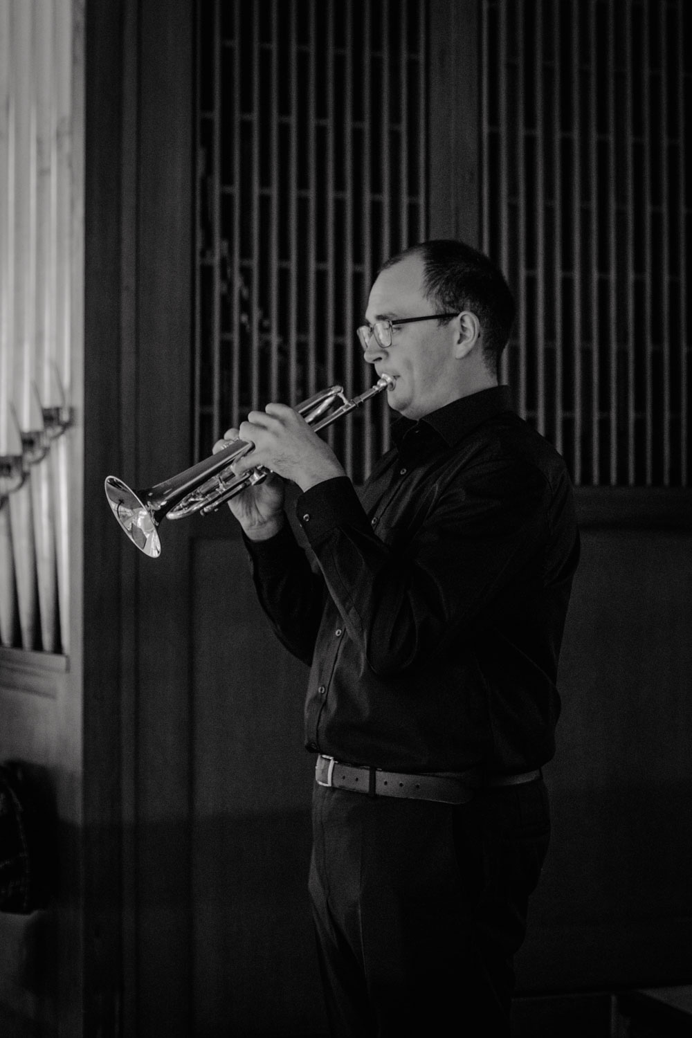 Trompetenspiel während kirchlicher Hochzeit in Köln