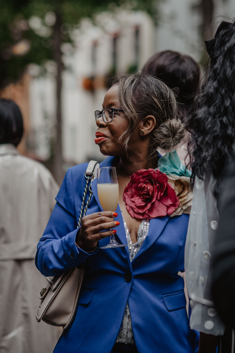Stilvoller Hochzeitsgast beim Empfang nach der Trauung