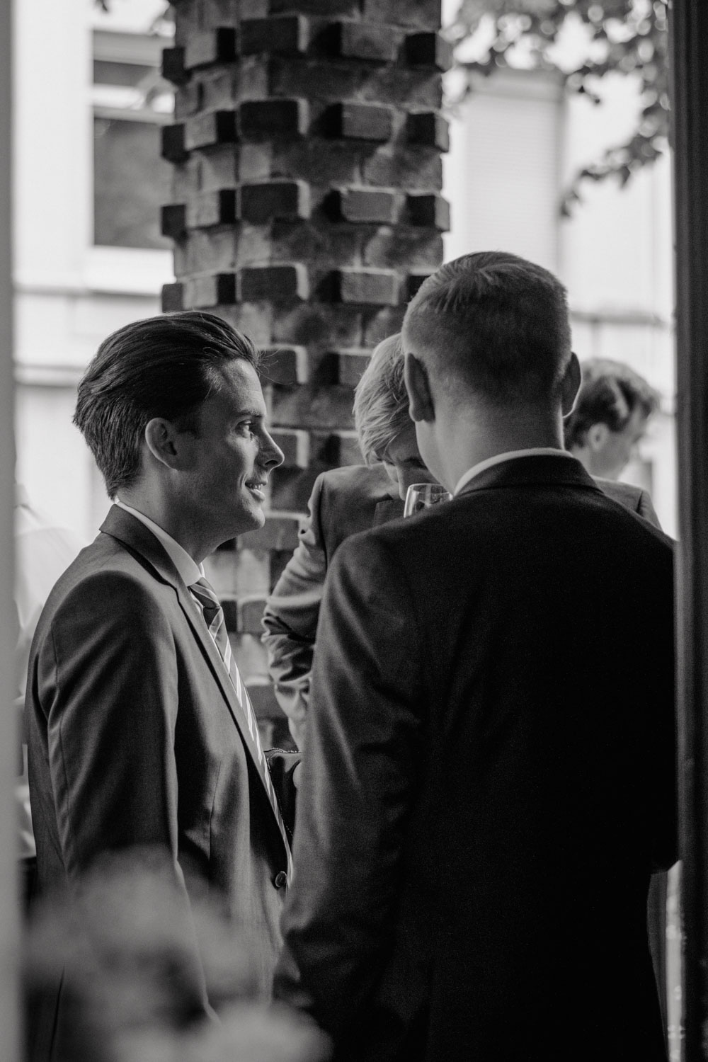 Gäste unterhalten sich bei Hochzeit im KWB Köln