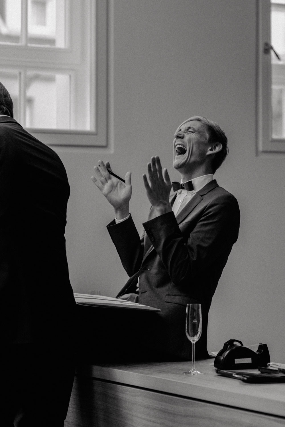 Lachender Gast bei Hochzeitsfeier im Stadtpalais Köln