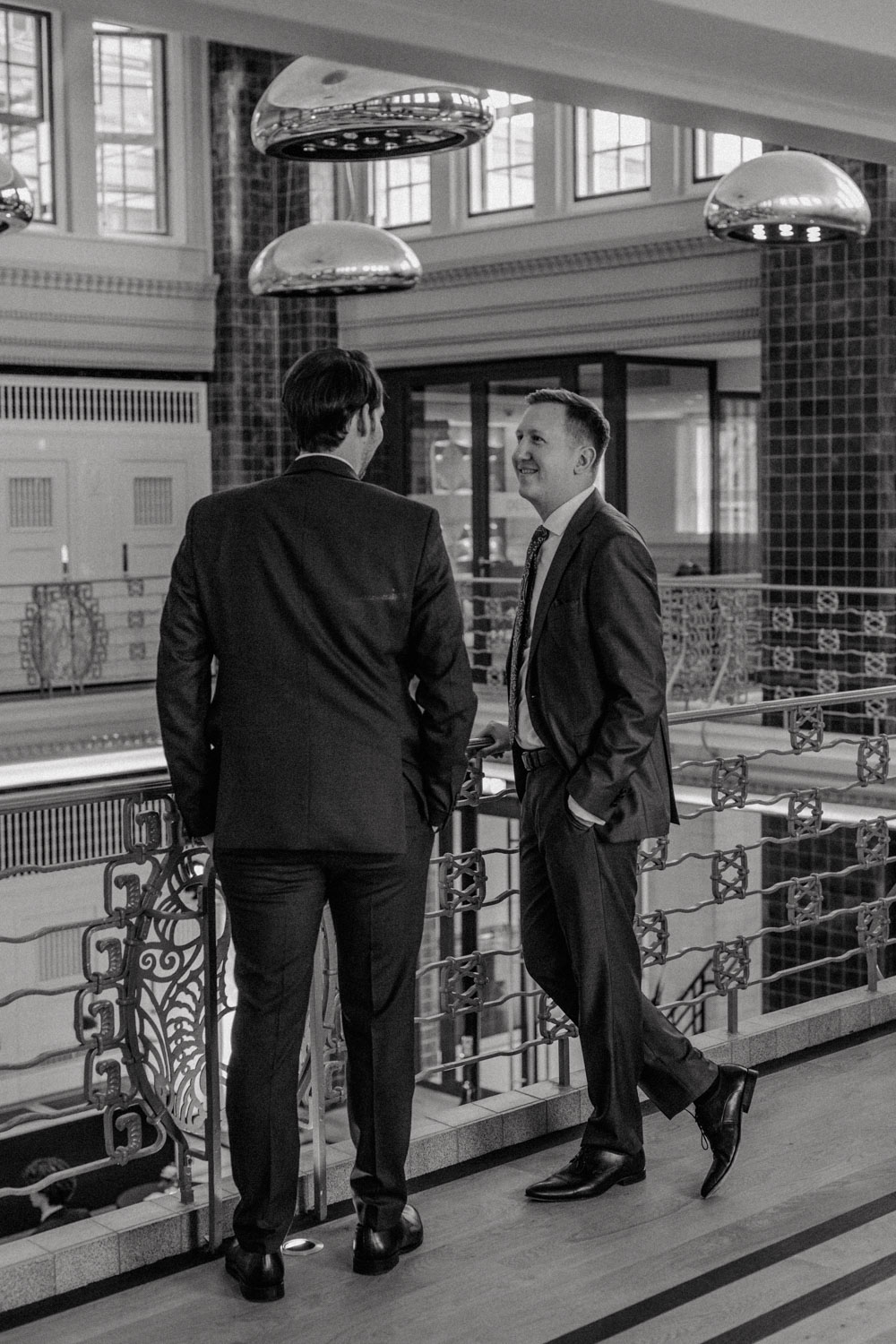 Bräutigame unterhalten sich im Obergeschoss der Hochzeitslocation