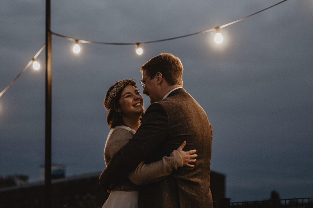 Brautpaar umarmt sich bei Abendlicht auf dem Rooftop von Tyde Dortmund