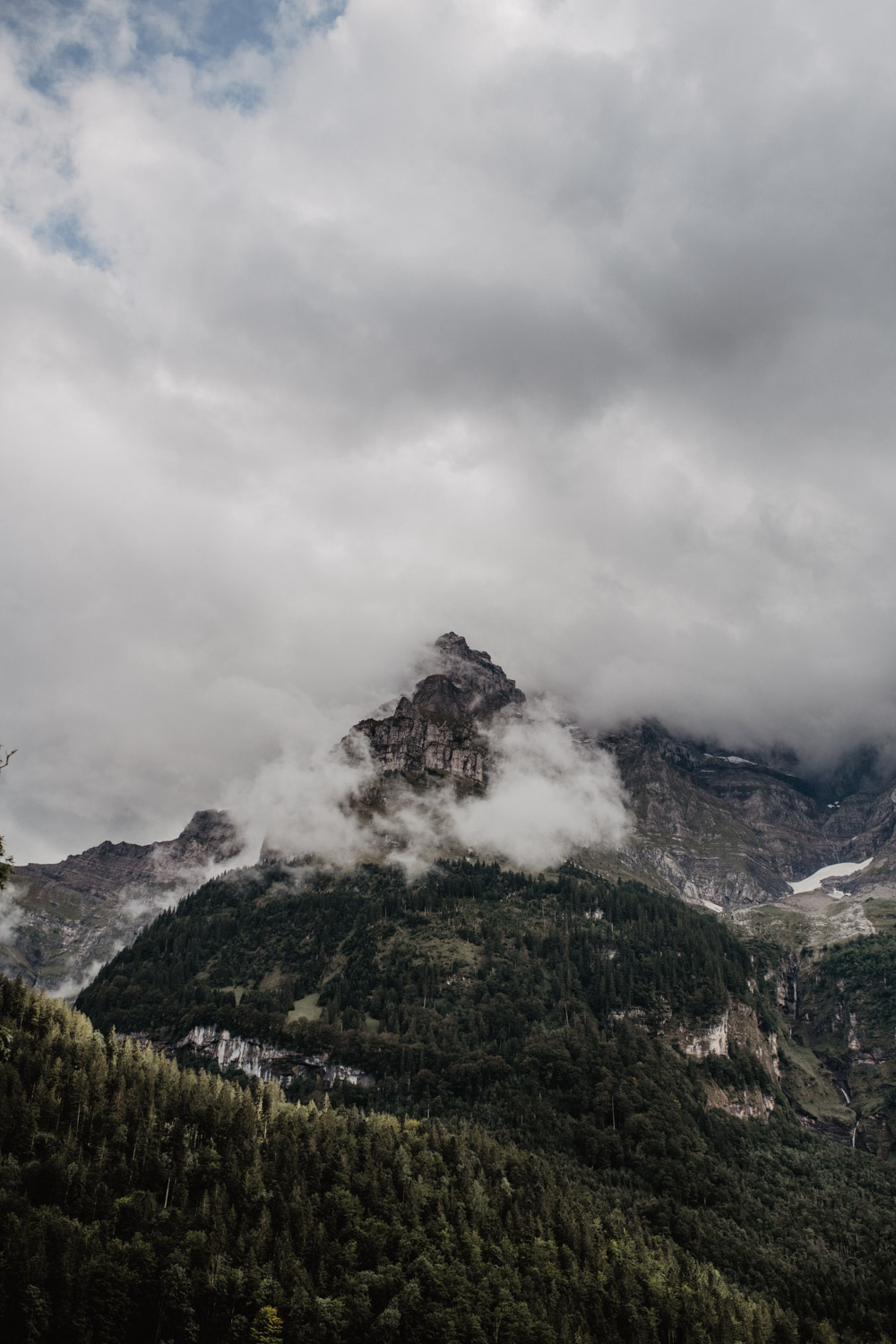 Wolkenverhangener Berg am Klöntalersee beim After Wedding Shooting