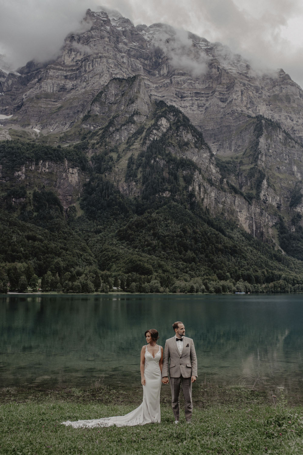 Hochzeitspaar vor Alpenkulisse am Klöntalersee