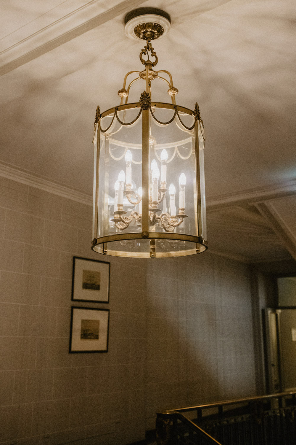 Goldene Deckenleuchte im Excelsior Hotel Köln