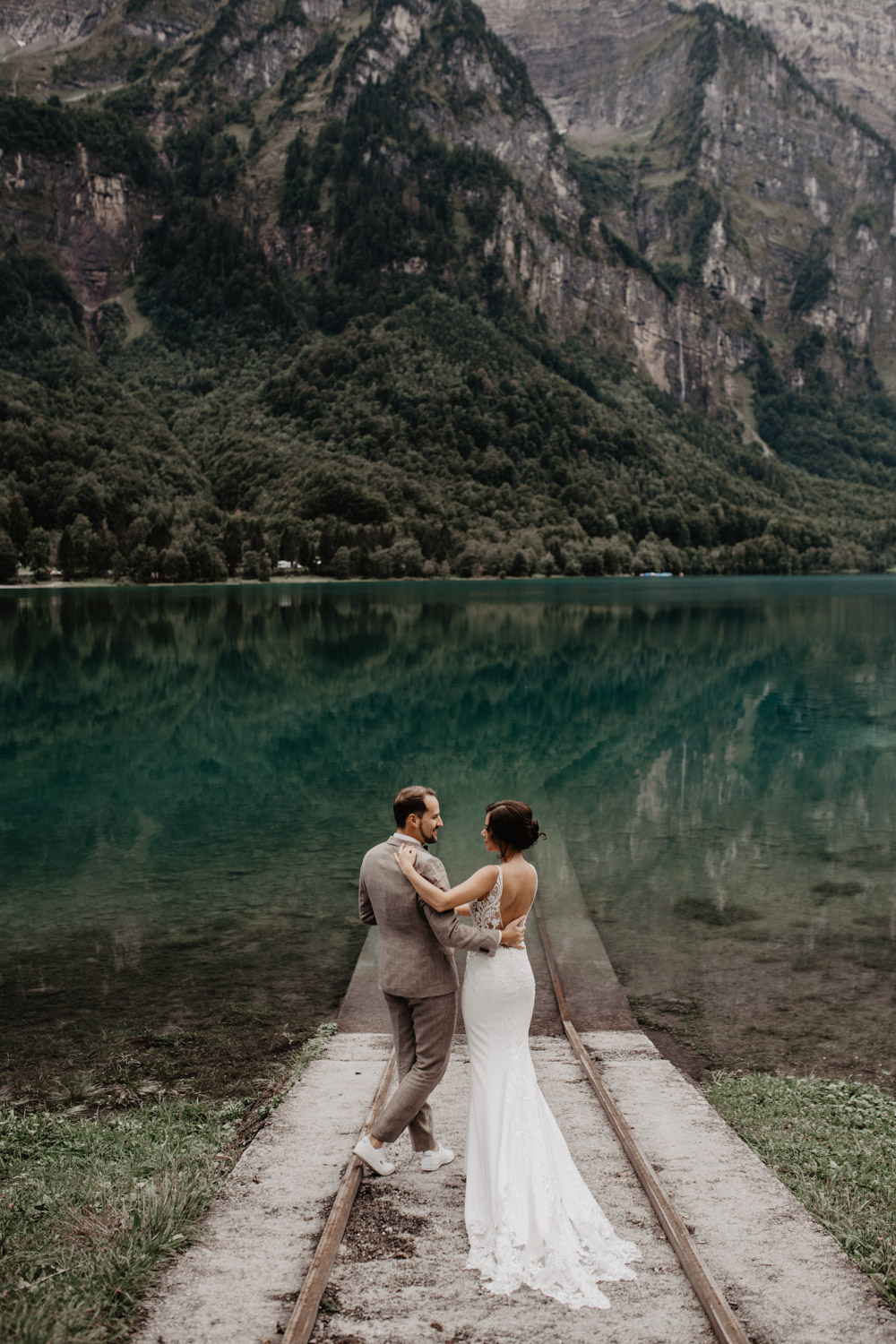 Hochzeitspaar auf alten Gleisen am Klöntalersee