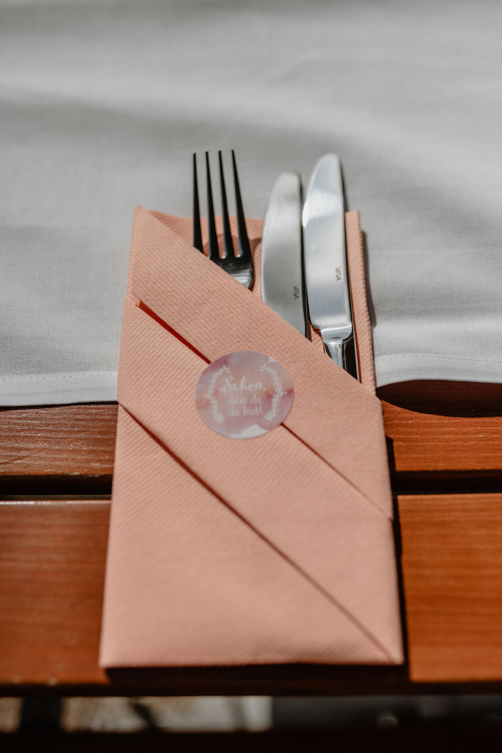 Besteckset in Serviette mit Hochzeitssticker