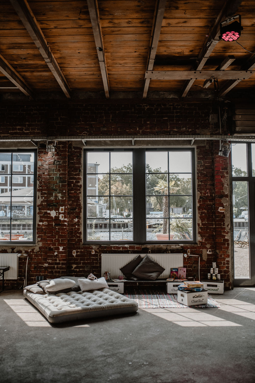 Spielecke mit Matratze und Kissen am Fenster