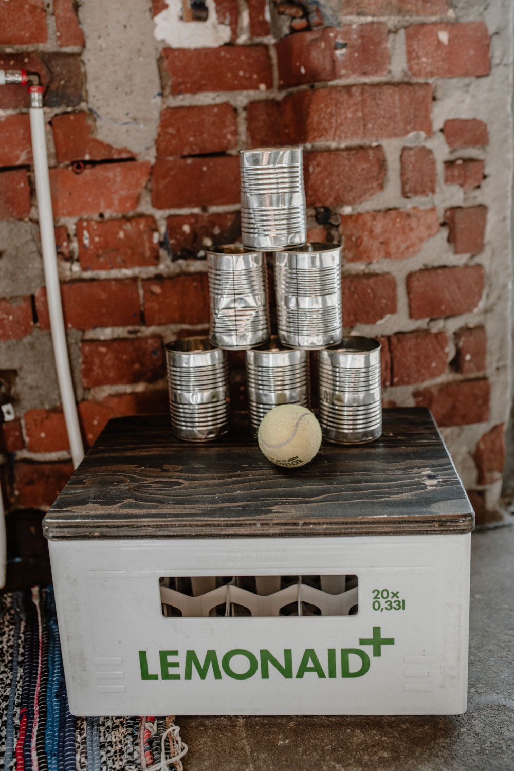 Dosenwerfen Spiel mit Tennisball in Hochzeitslocation