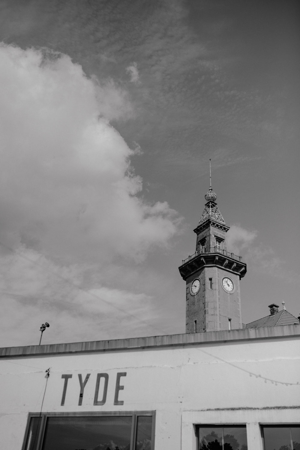 Hafenamt Uhrturm hinter TYDE Gebäude bei Hochzeit