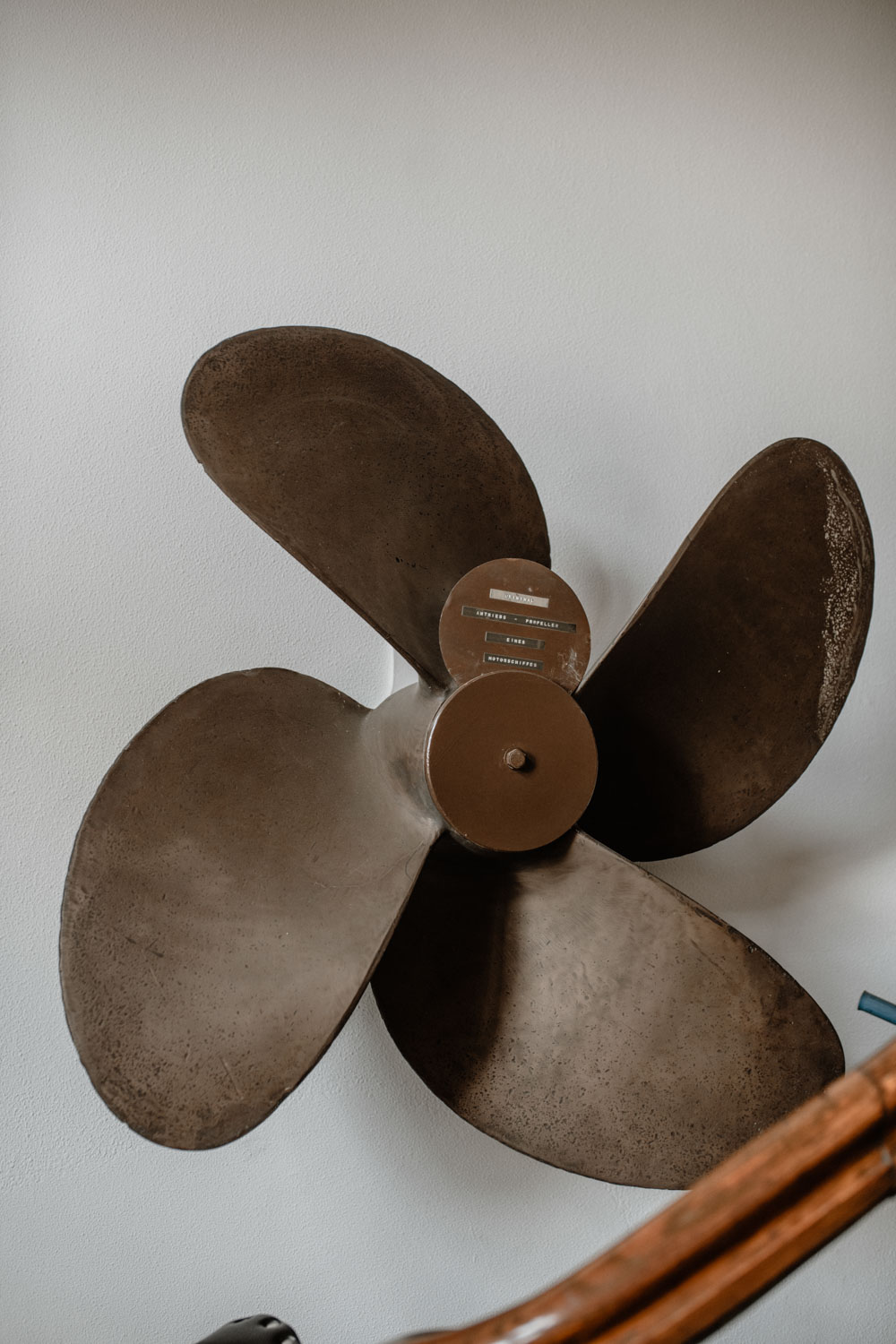 Alter Schiffspropeller als Wanddeko