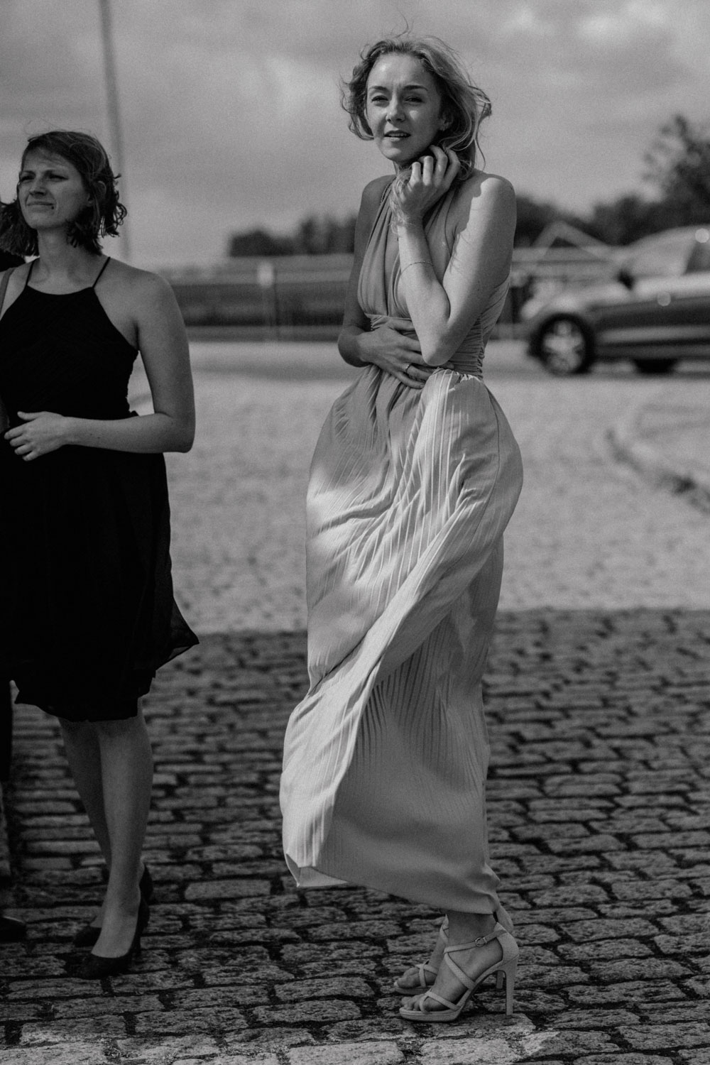 Hochzeitsgäste im Wind mit wehenden Kleidern