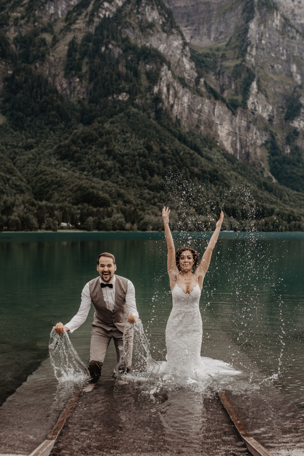 Hochzeitspaar planscht im Klöntalersee