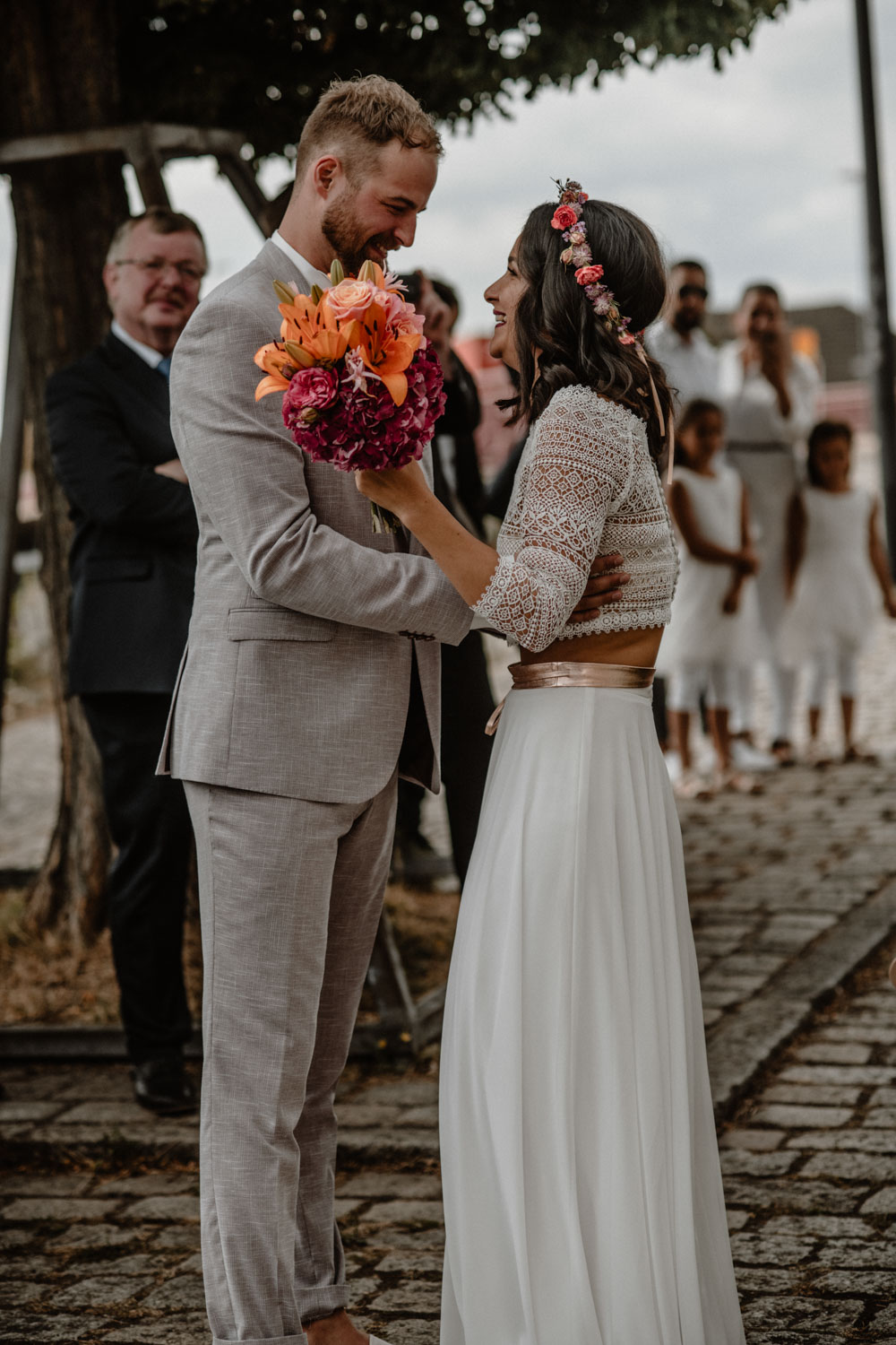 Braut und Bräutigam sehen sich emotional an