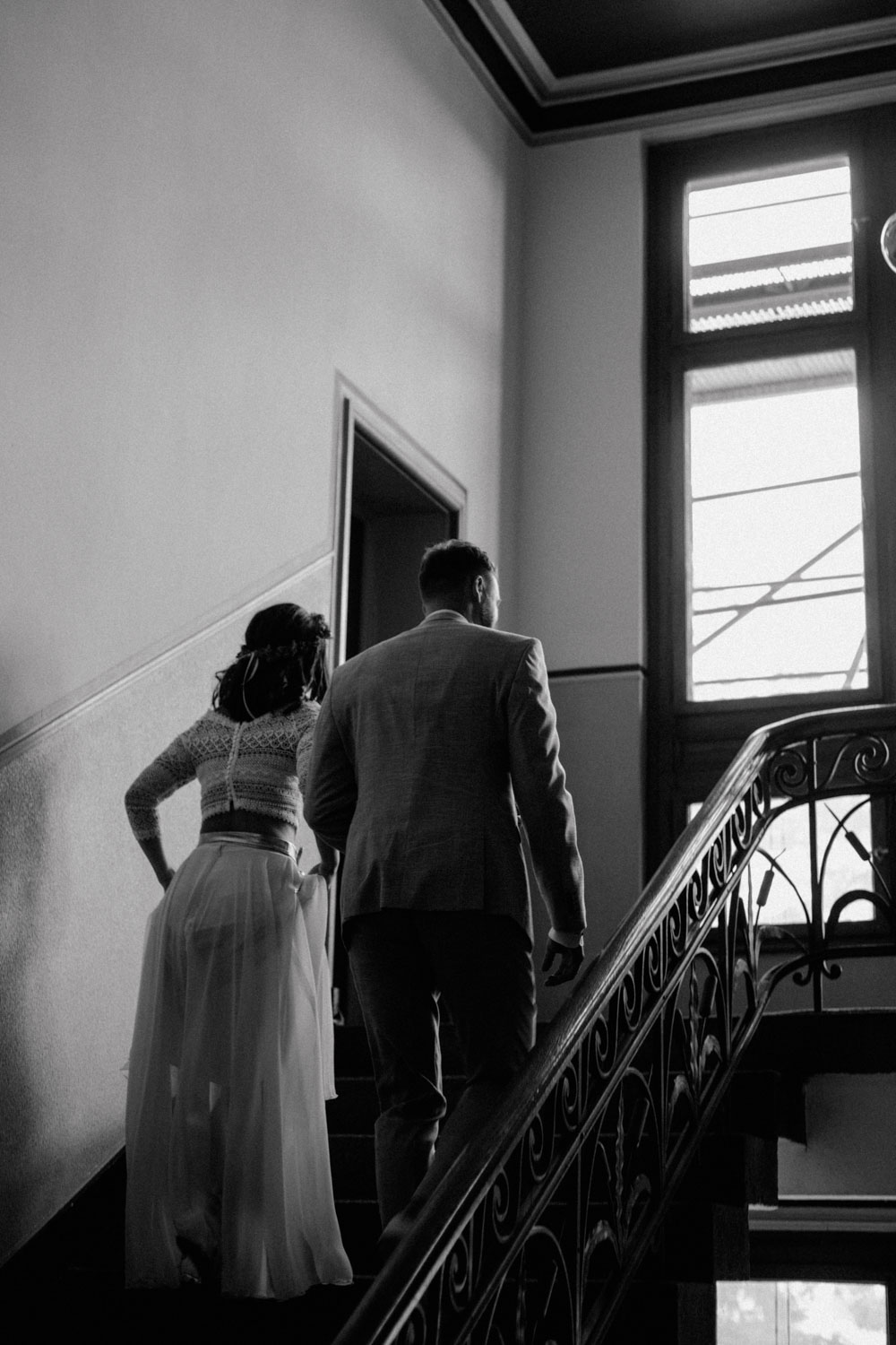 Hochzeitspaar steigt Treppe im Hafenamt hinauf