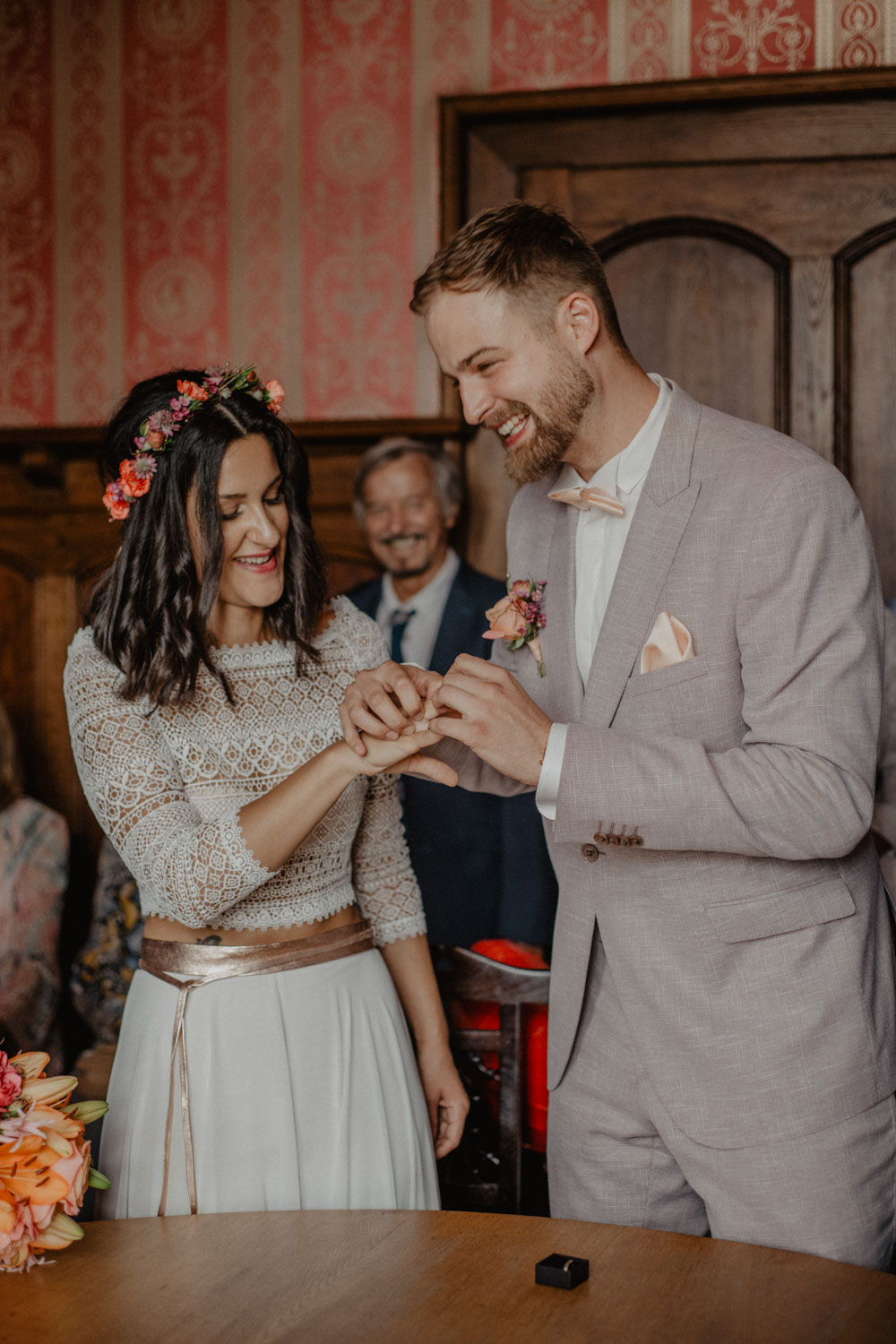 Bräutigam steckt der Braut den Ehering an