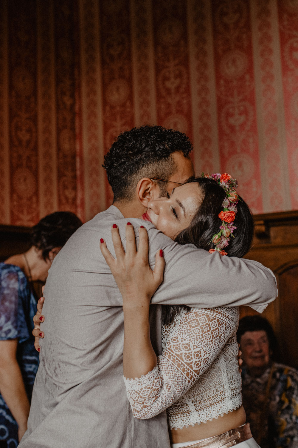 Trauzeuge umarmt die Braut nach der Trauung