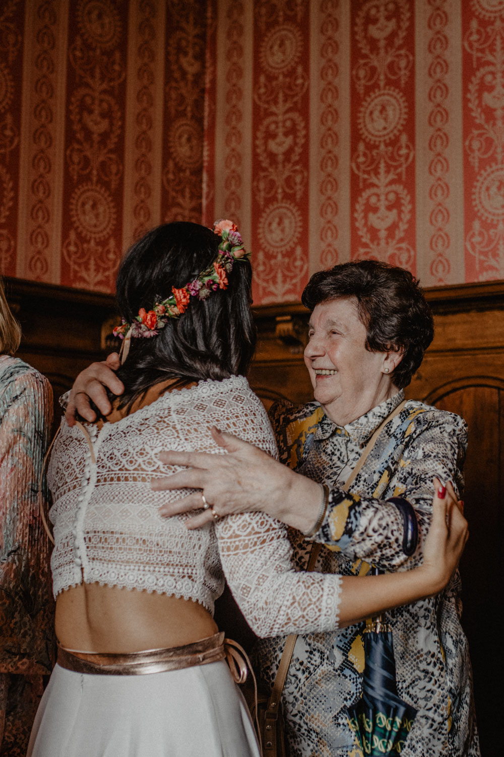 Braut und Großmutter in herzlicher Umarmung