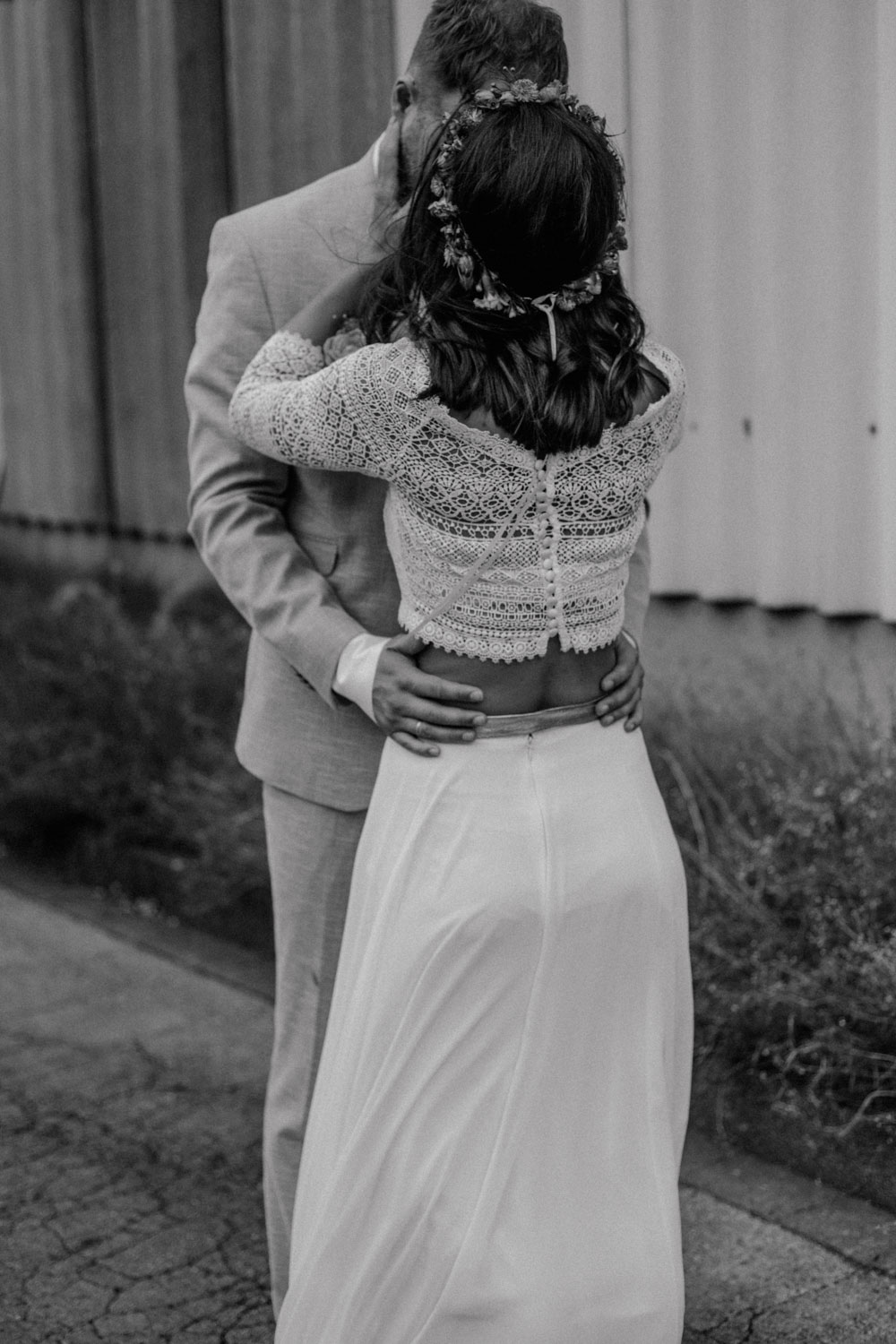 Hochzeitspaar küsst sich innig vor Halle