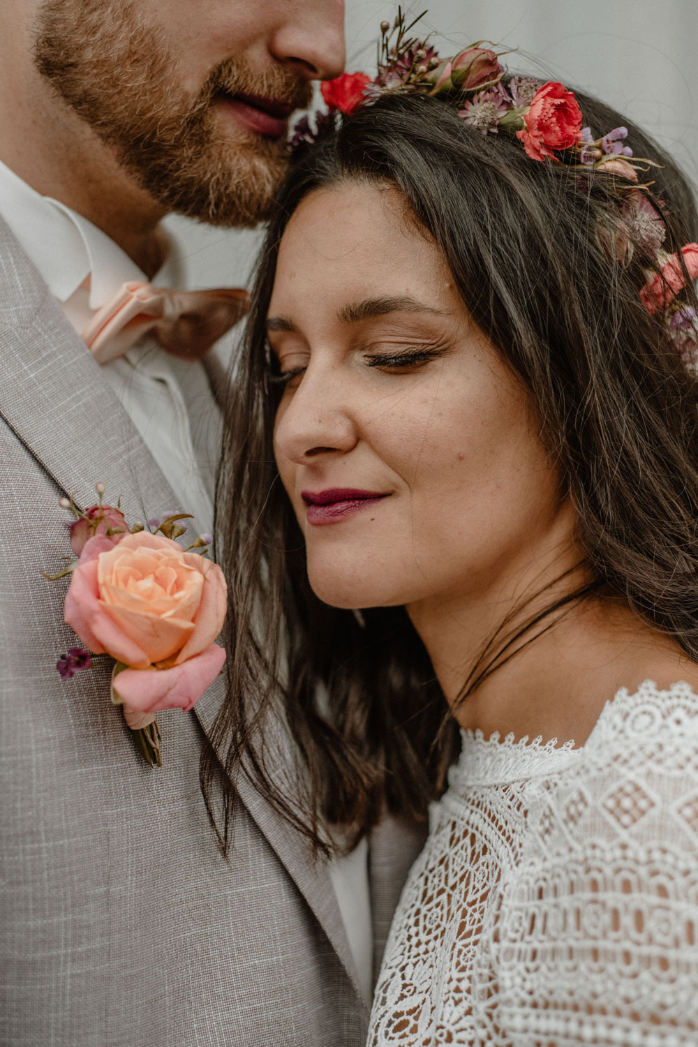 Braut lehnt an Bräutigam mit geschlossenen Augen