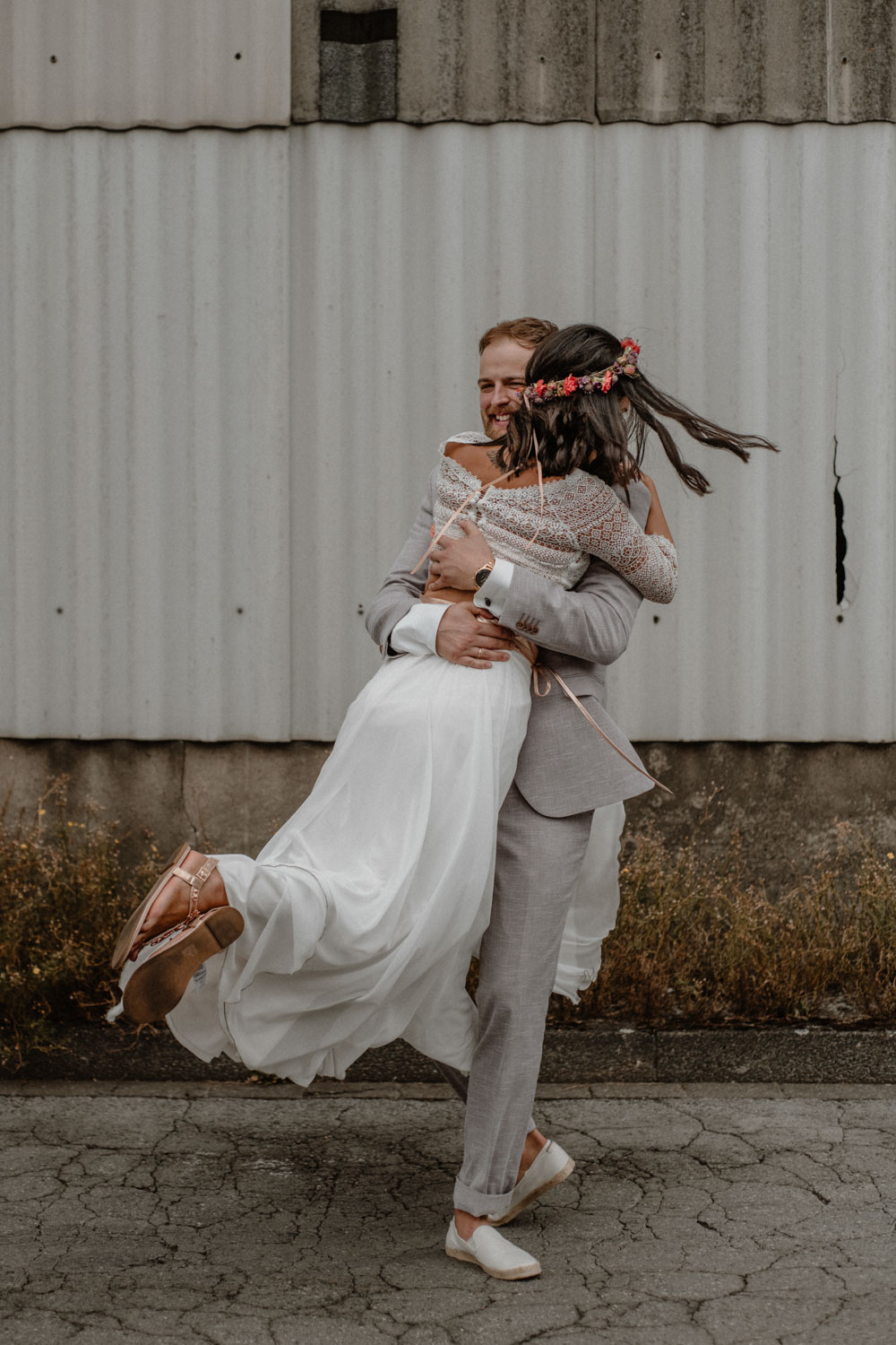 Bräutigam hebt lachende Braut hoch