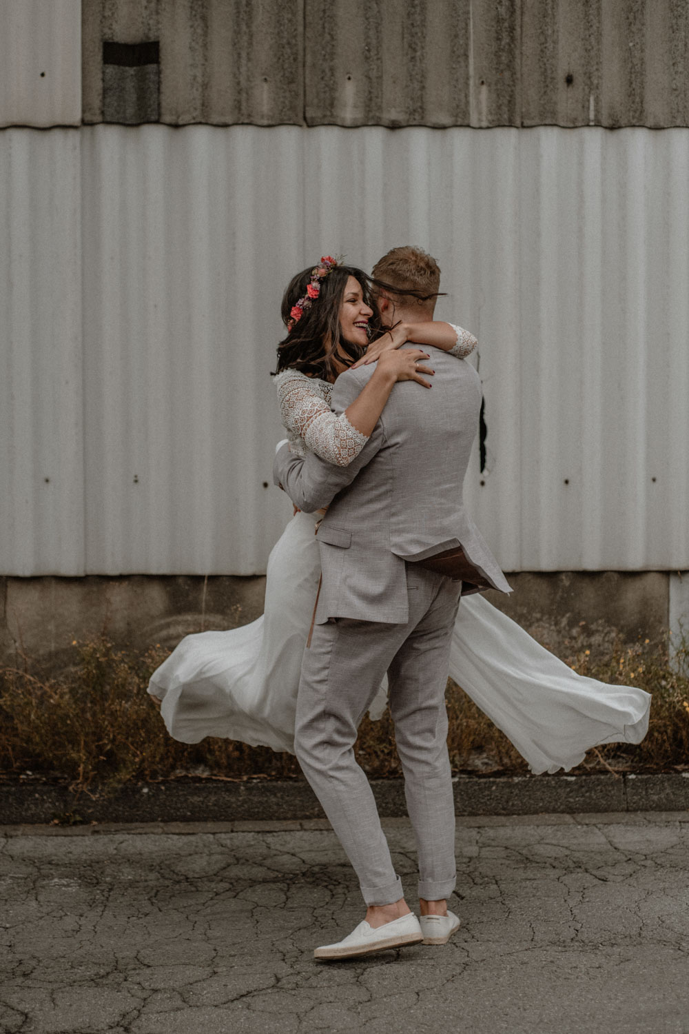 Paar tanzt ausgelassen vor Industriehalle