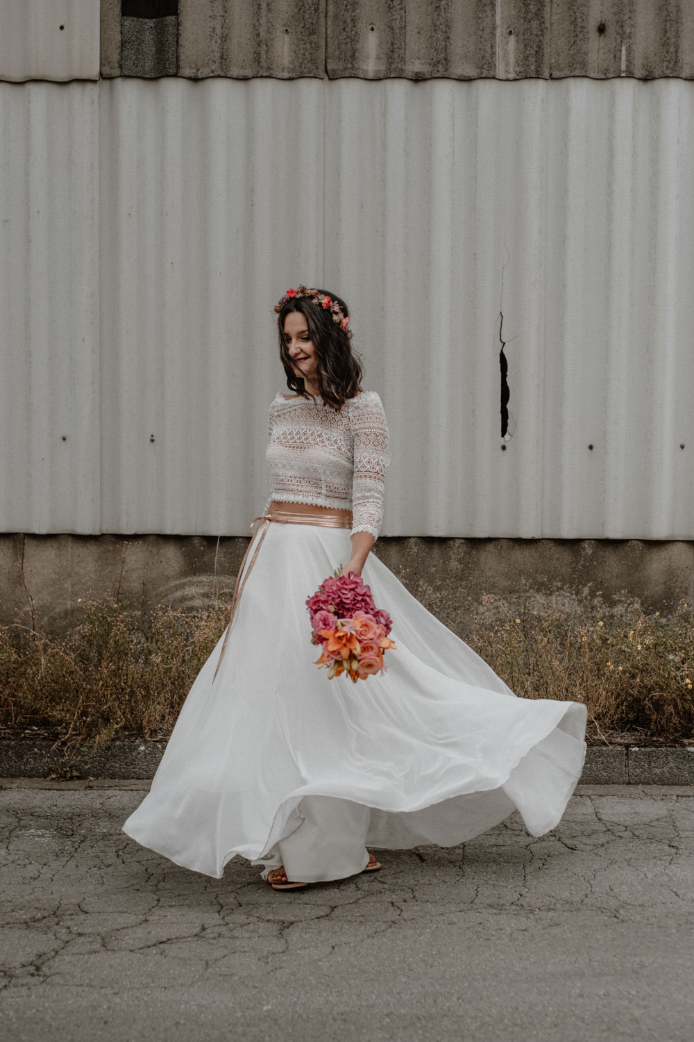 Braut schwingt das Kleid mit Blumenstrauß