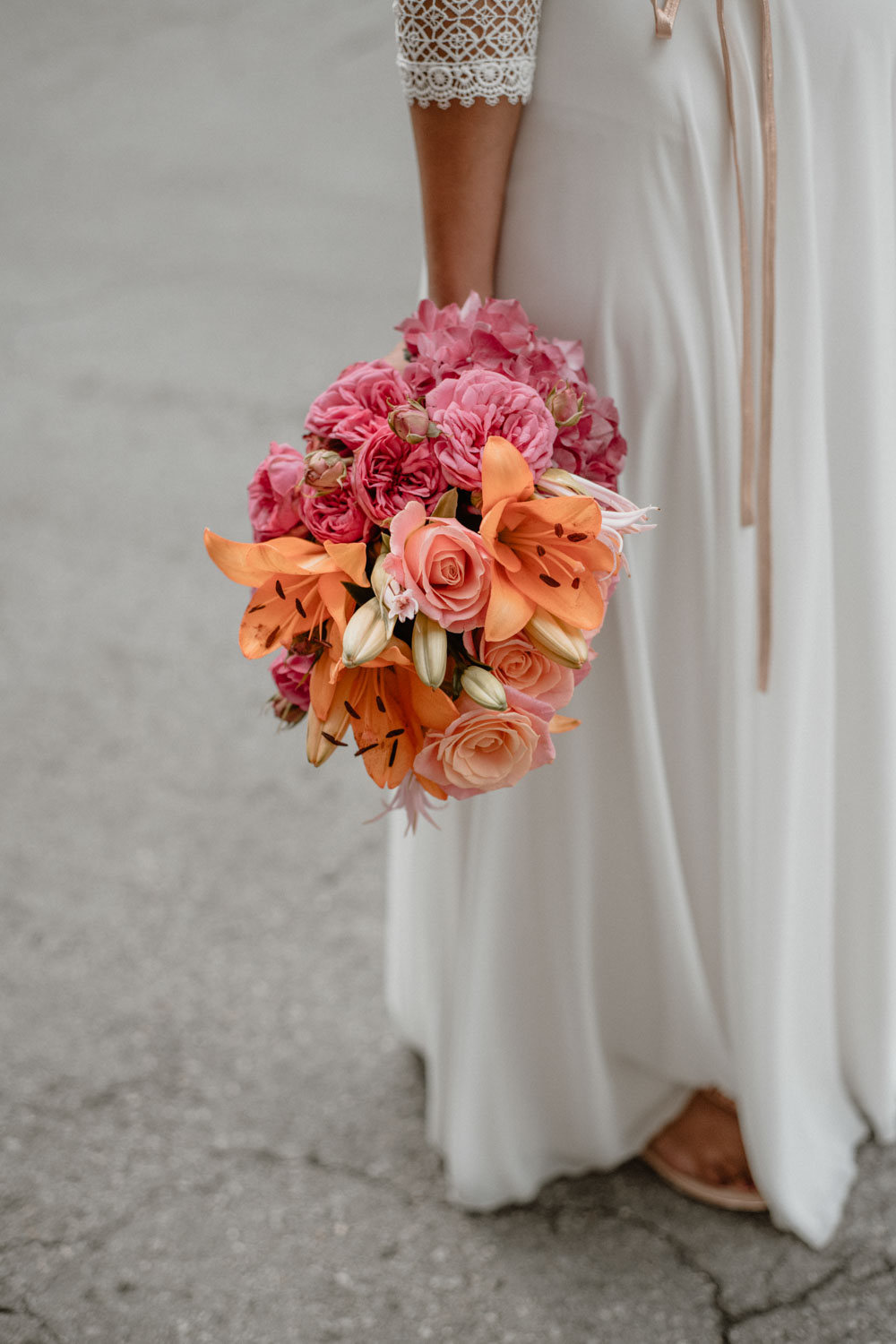 Bunter Brautstrauß mit Lilien und Rosen