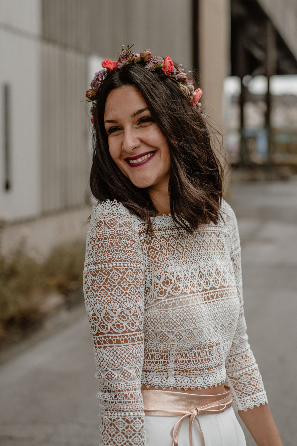 Lachende Braut mit Blumenkranz