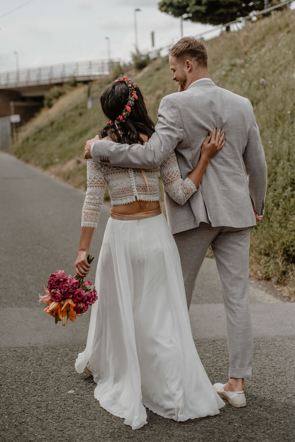 Brautpaar geht Arm in Arm spazieren