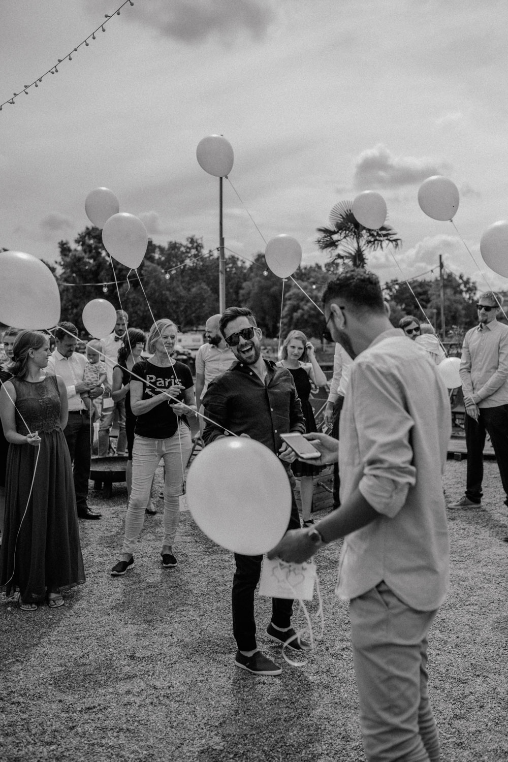 Gäste bereiten Luftballons zum Steigen vor