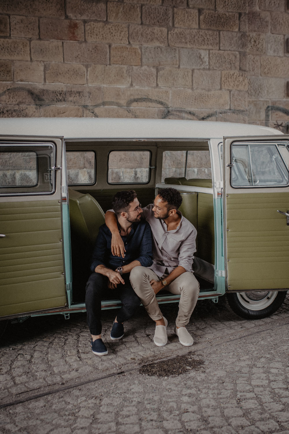 Paar sitzt verliebt im offenen VW-Bus