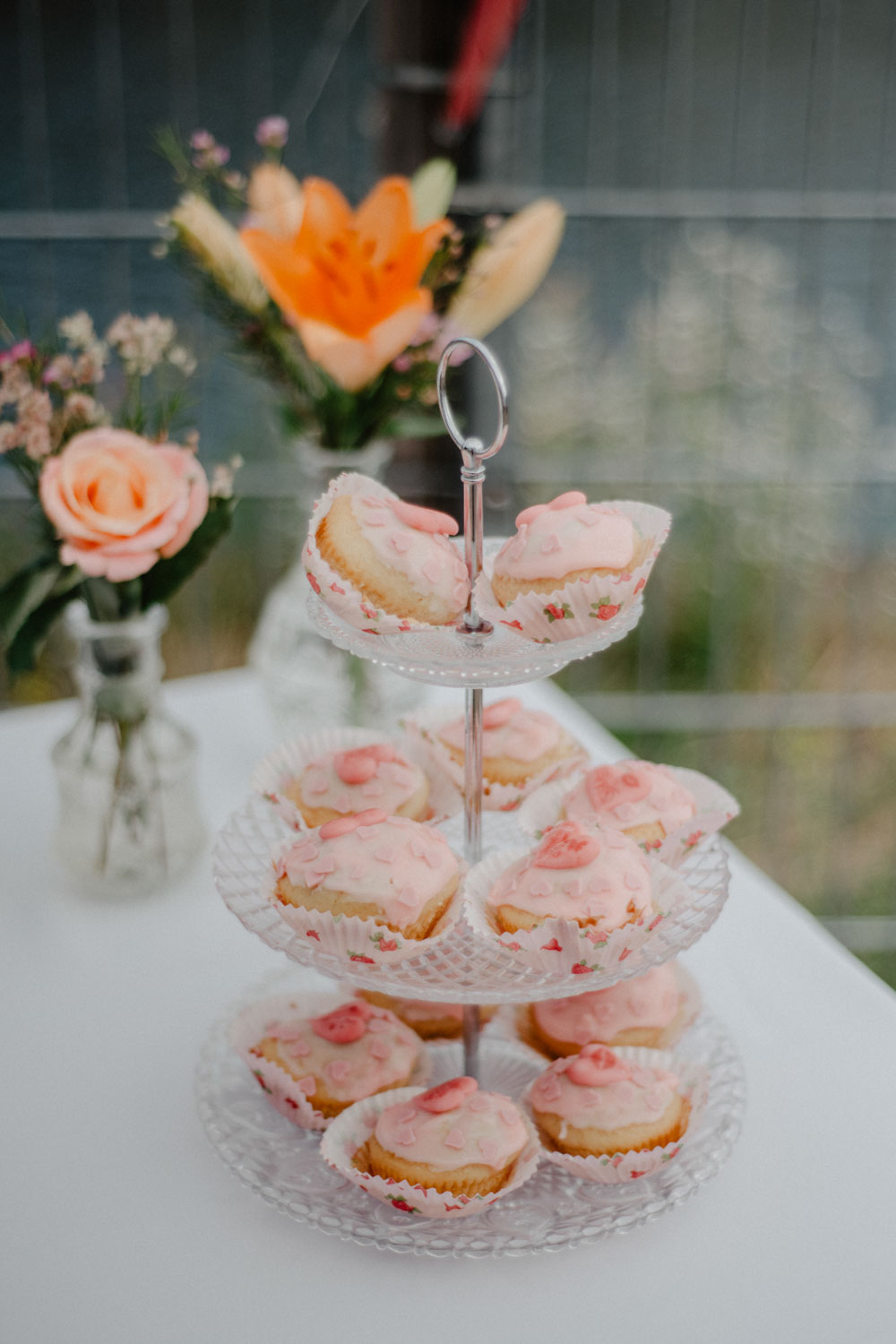 Hochzeits-Cupcakes mit rosa Herzdeko