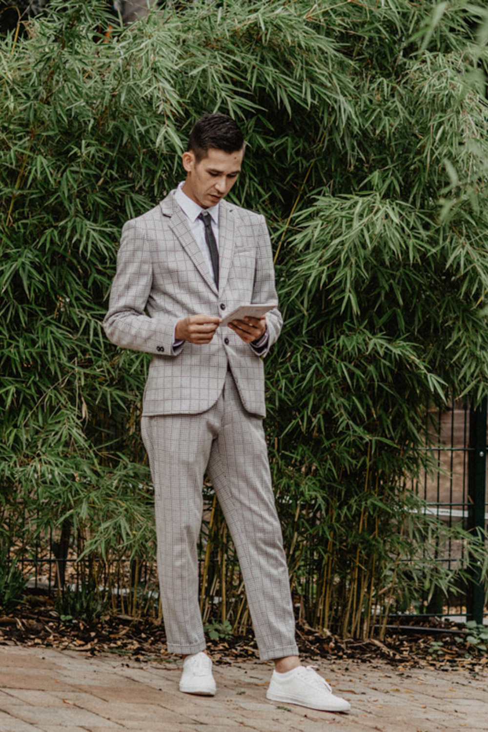 Trauzeuge liest seine Rede vor Bambus beim Fühlinger See