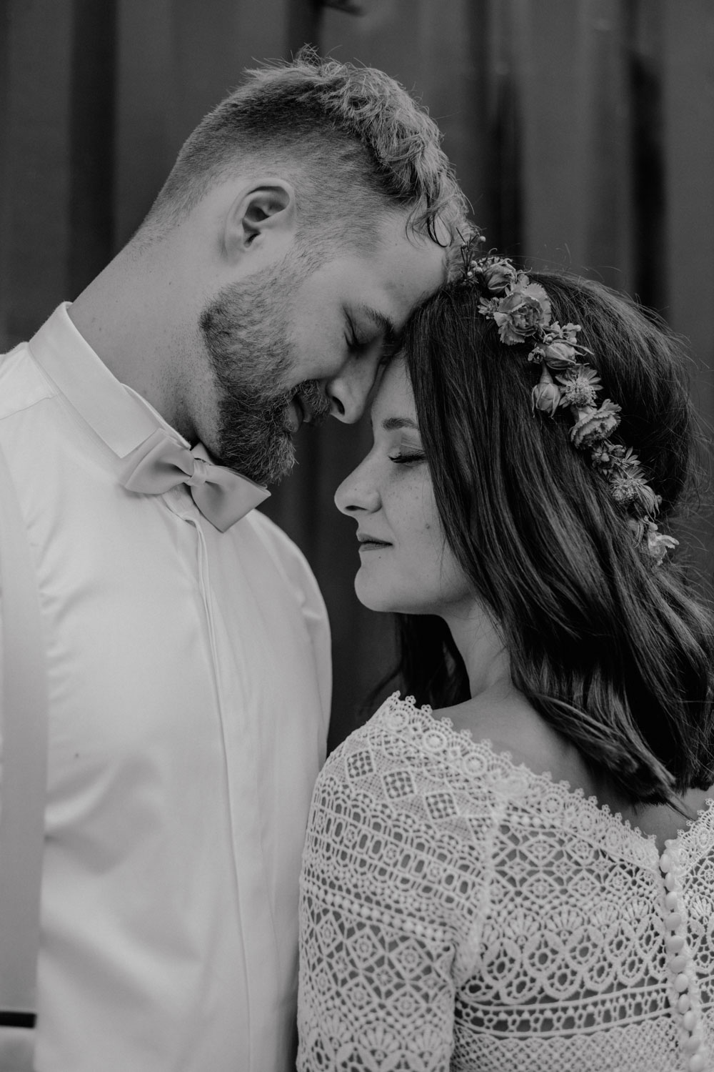 Hochzeitspaar Stirn an Stirn in Schwarz-Weiß