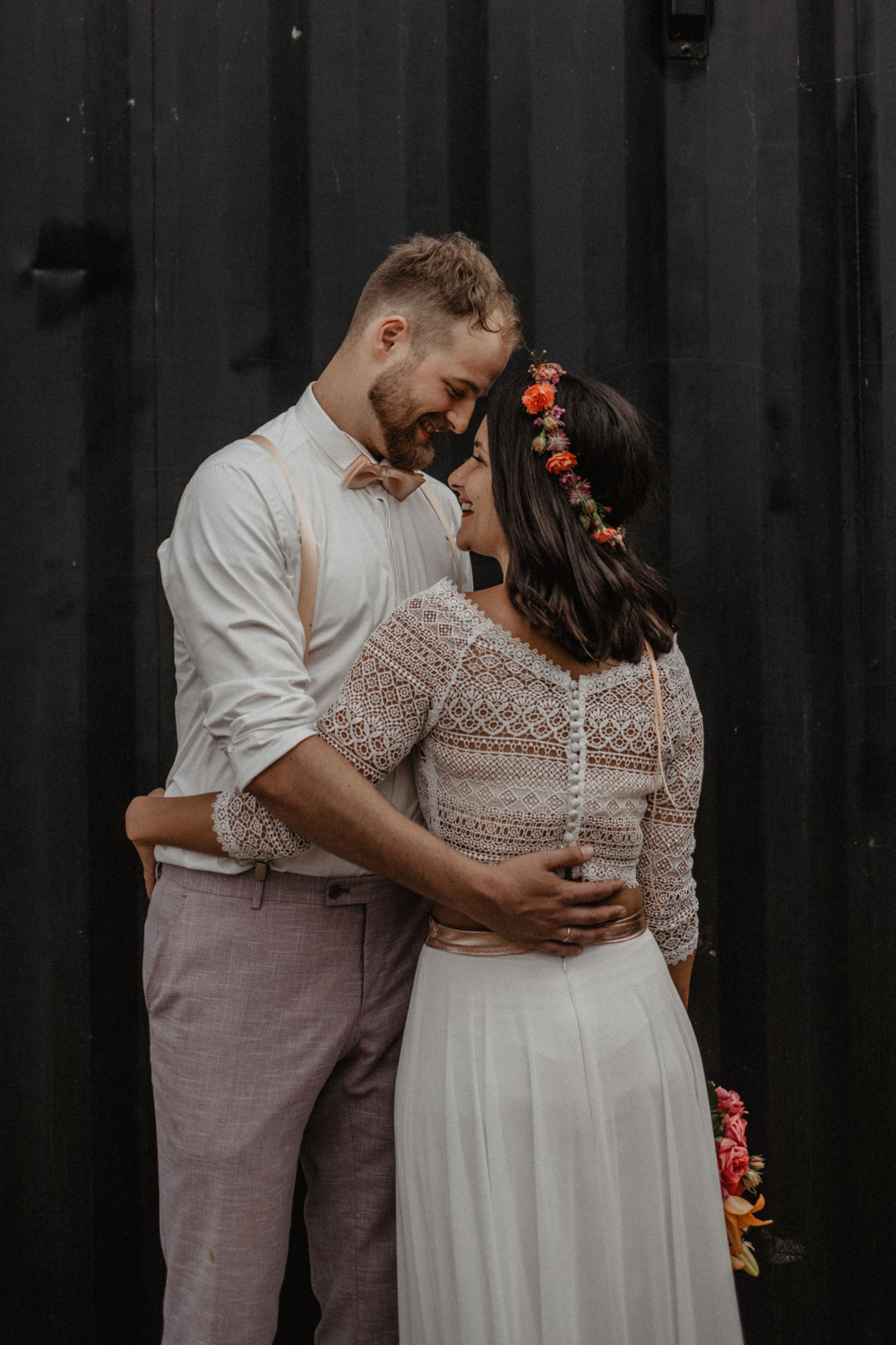 Hochzeitspaar umarmt sich liebevoll