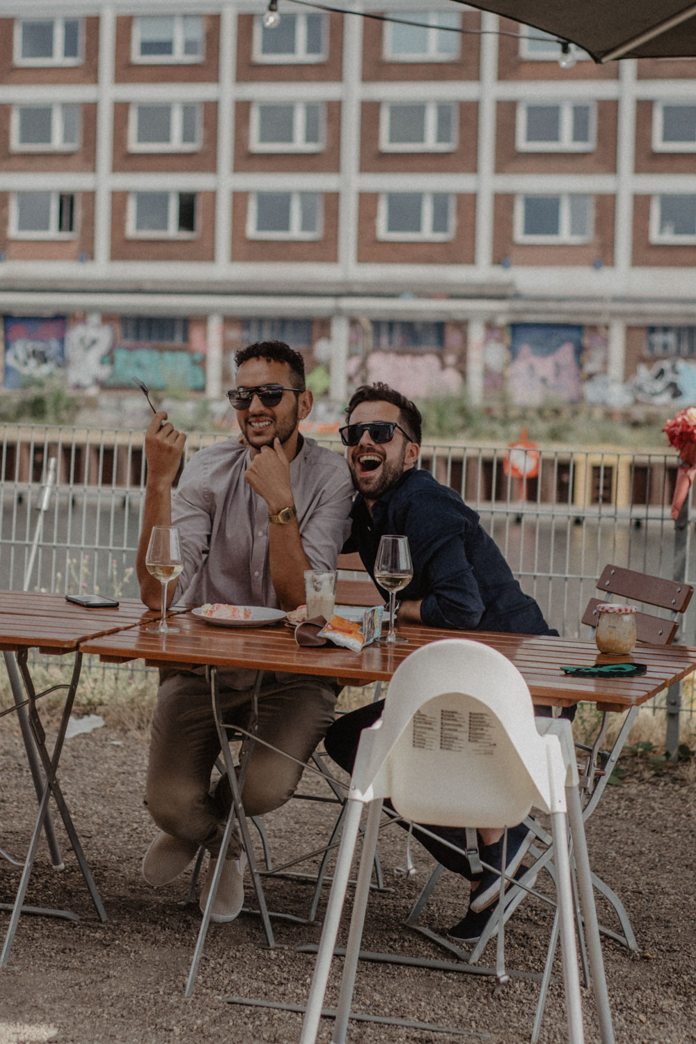 Zwei Männer lachen gemeinsam am Tisch