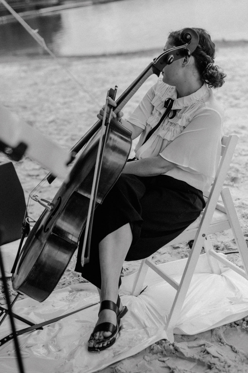 Cellistin spielt live während der Trauung am Seeufer