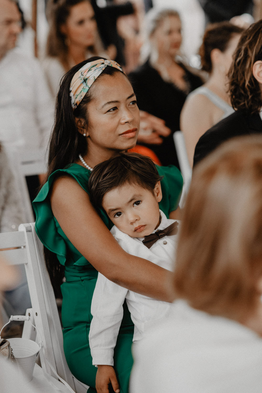 Mutter hält ihren Sohn liebevoll während der Hochzeit
