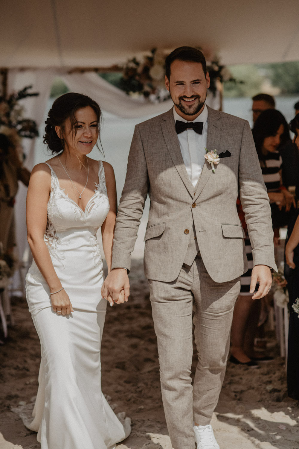 Braut und Bräutigam gehen strahlend vom Altar