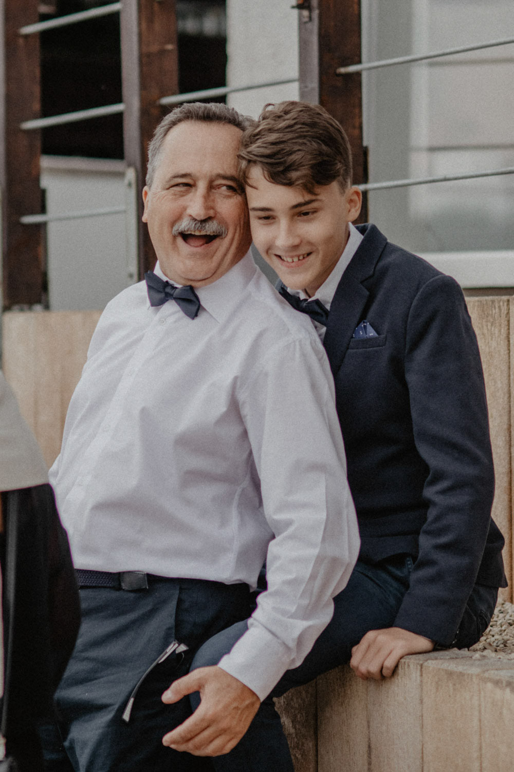 lachender Gast mit Junge bei freier Trauung im Seepavillon Köln