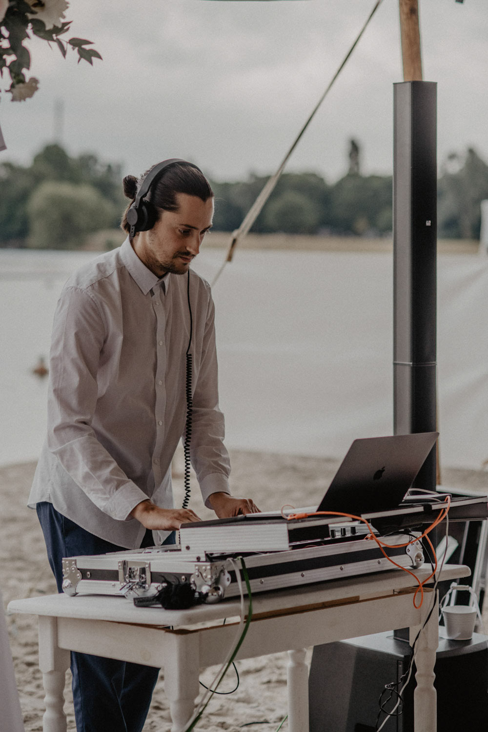 DJ legt Musik bei freier Trauung im Seepavillon Köln auf