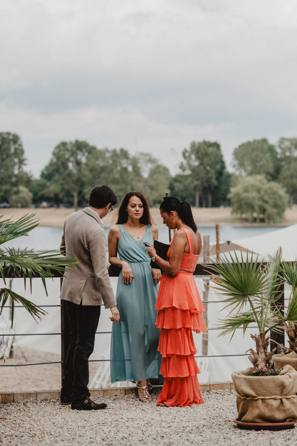 Gäste im Gespräch bei Trauung mit Seeblick in NRW
