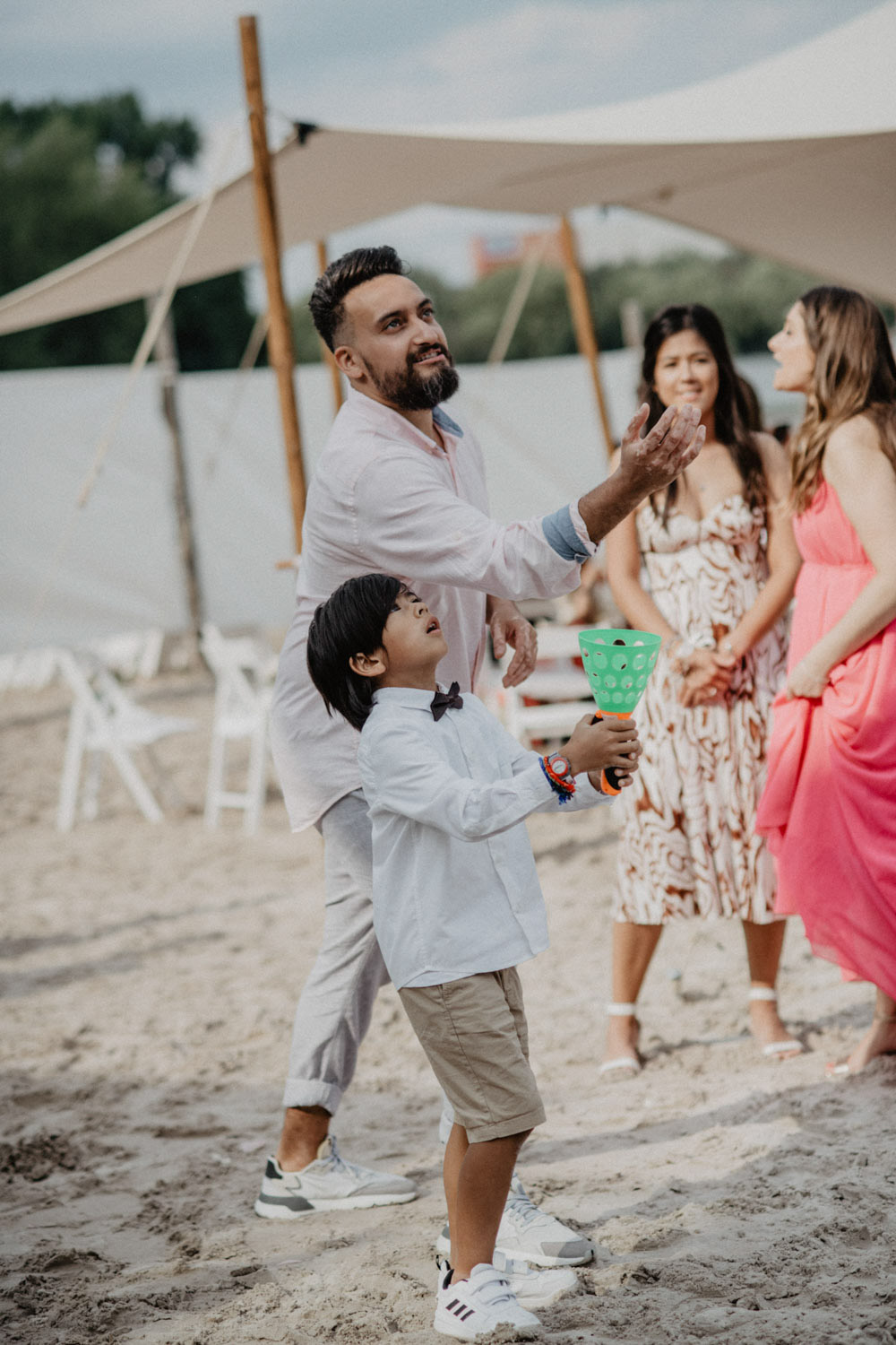 Vater und Sohn spielen bei Hochzeit am See in Köln