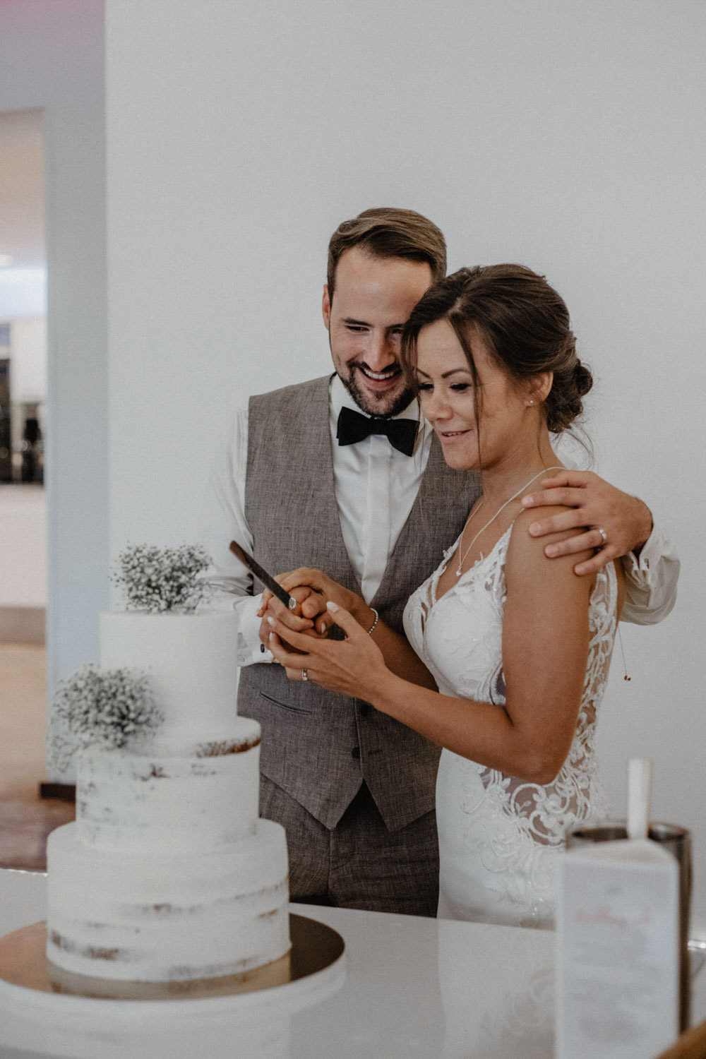 Brautpaar schneidet Hochzeitstorte im Seepavillon Köln an