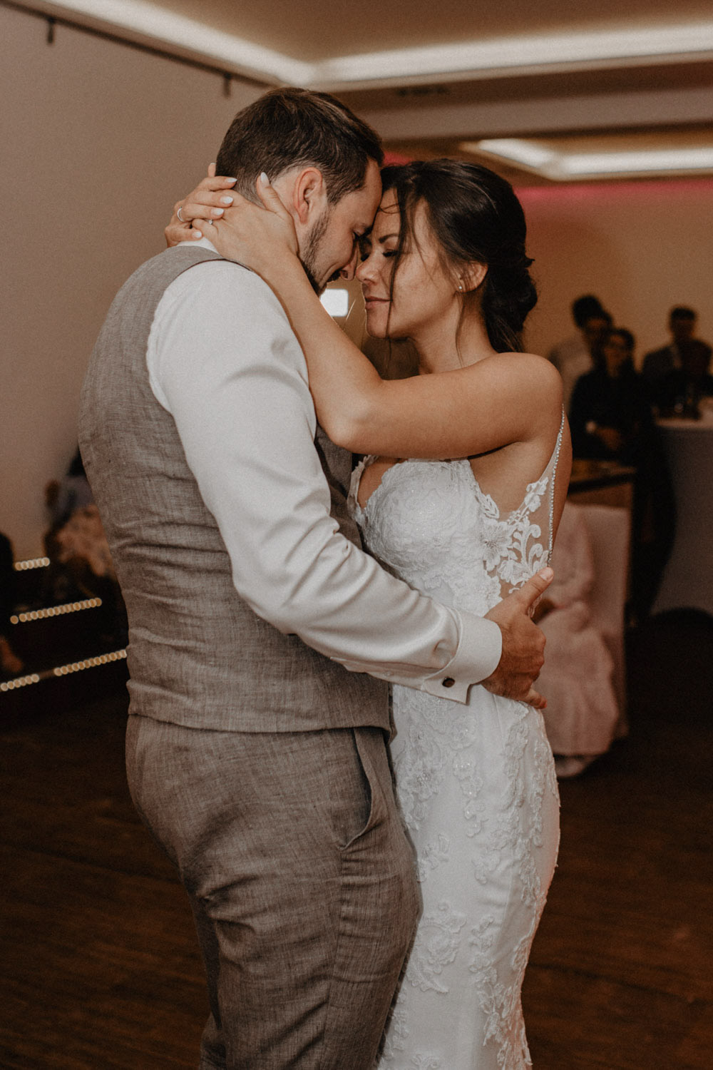 Braut und Bräutigam tanzen eng bei Hochzeit am See