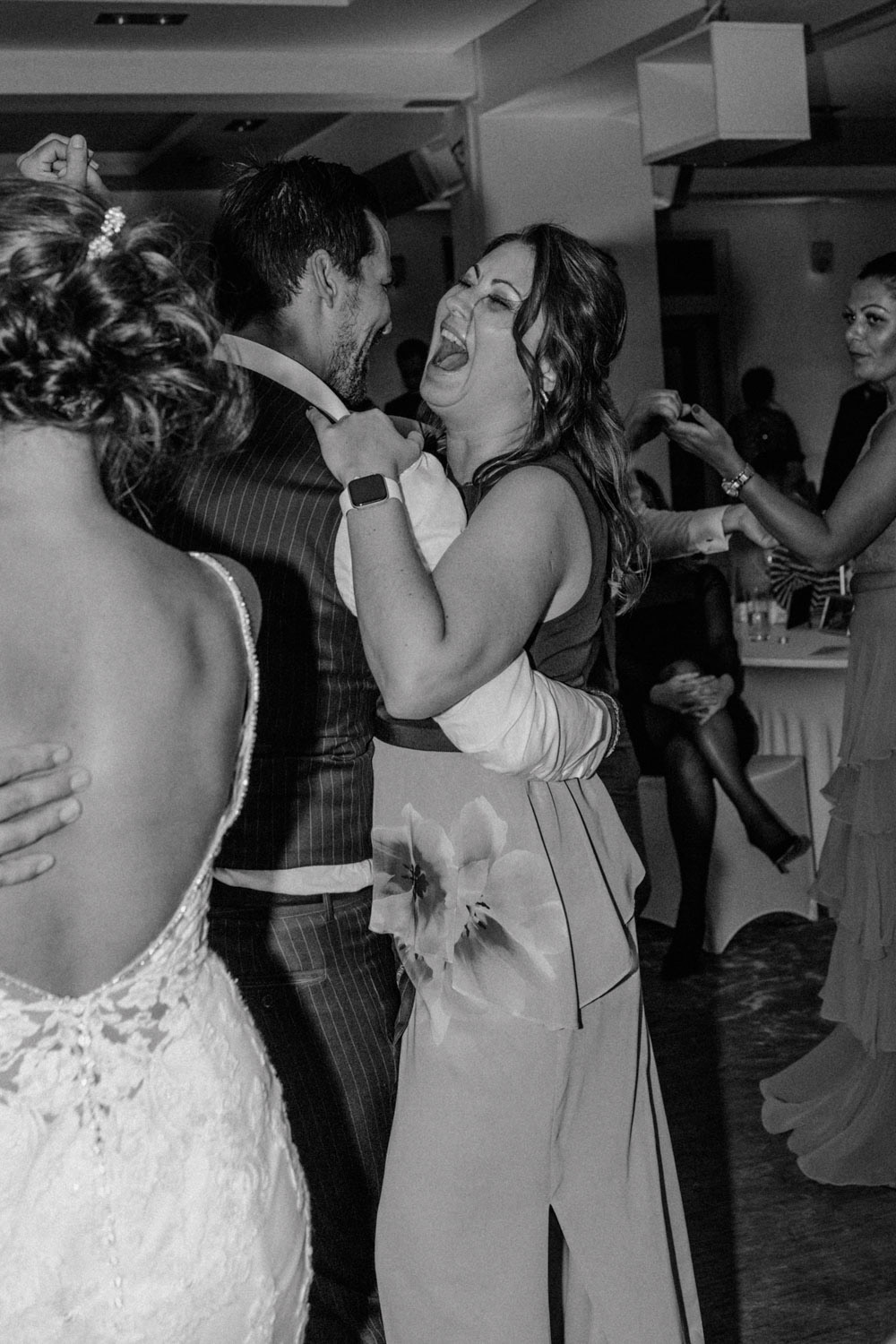 Frau lacht herzlich bei Hochzeit am Fühlinger See