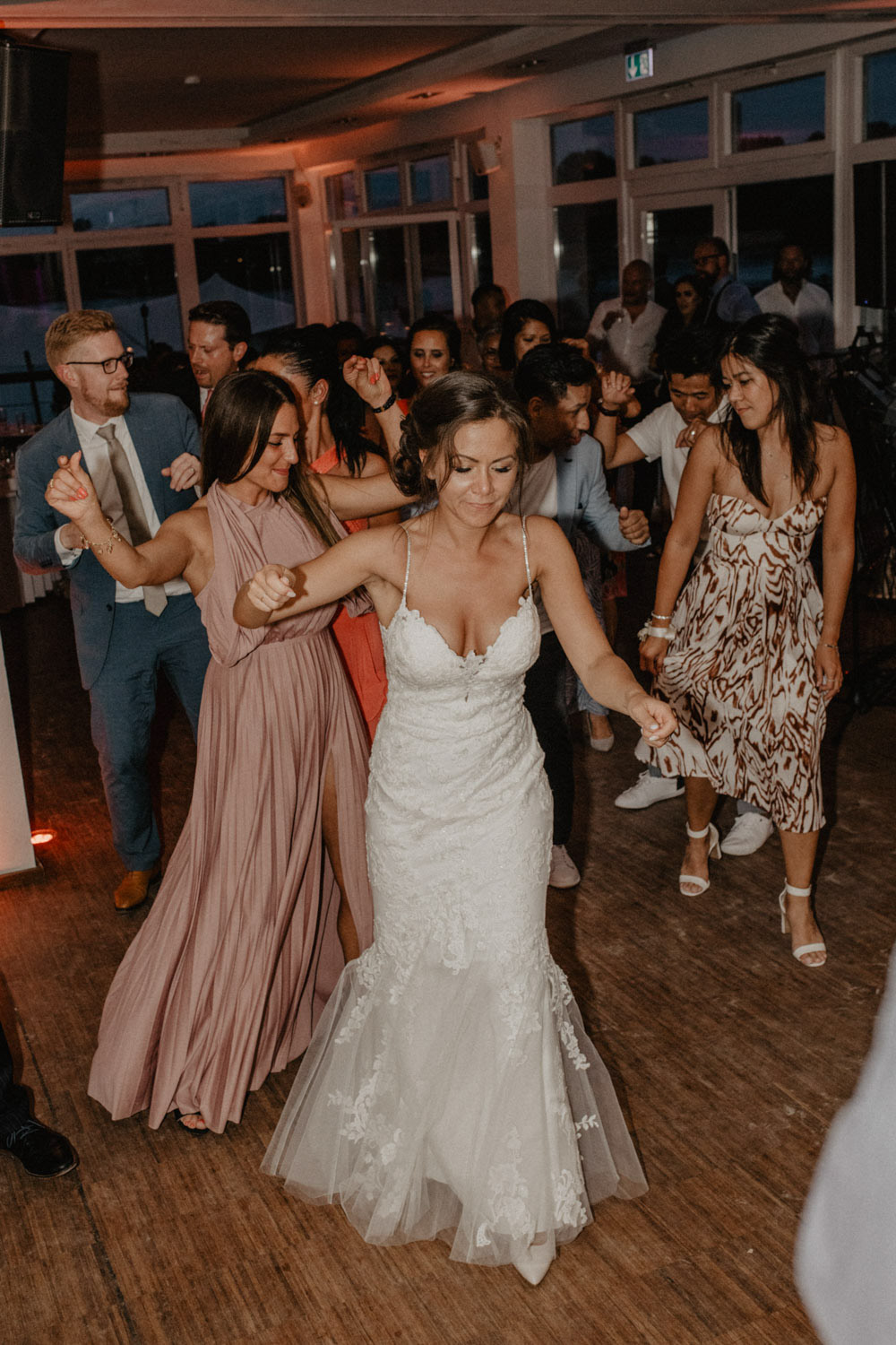 Braut tanzt mit Gästen im Seepavillon Köln