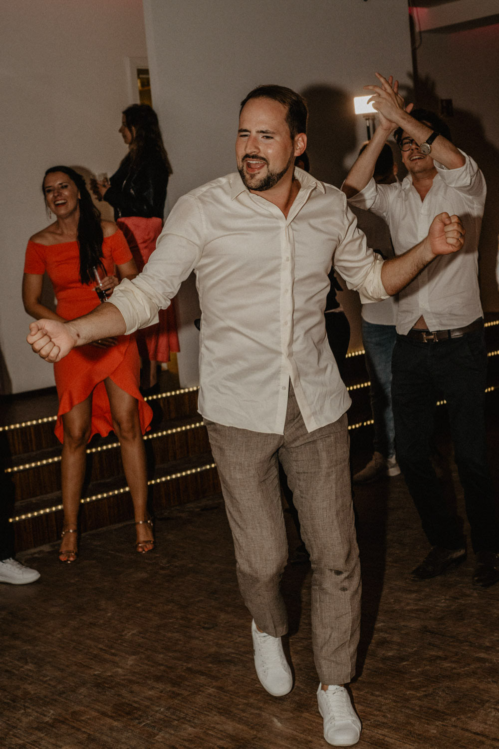 Bräutigam tanzt lachend bei Hochzeit am Fühlinger See